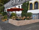 biergarten eingefasst mit einer sitzmauer